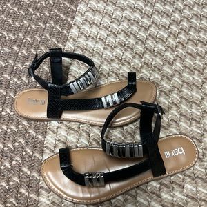 EUC BAR III Women’s snake print ring toe black Sandals w/silver bars ankle strap